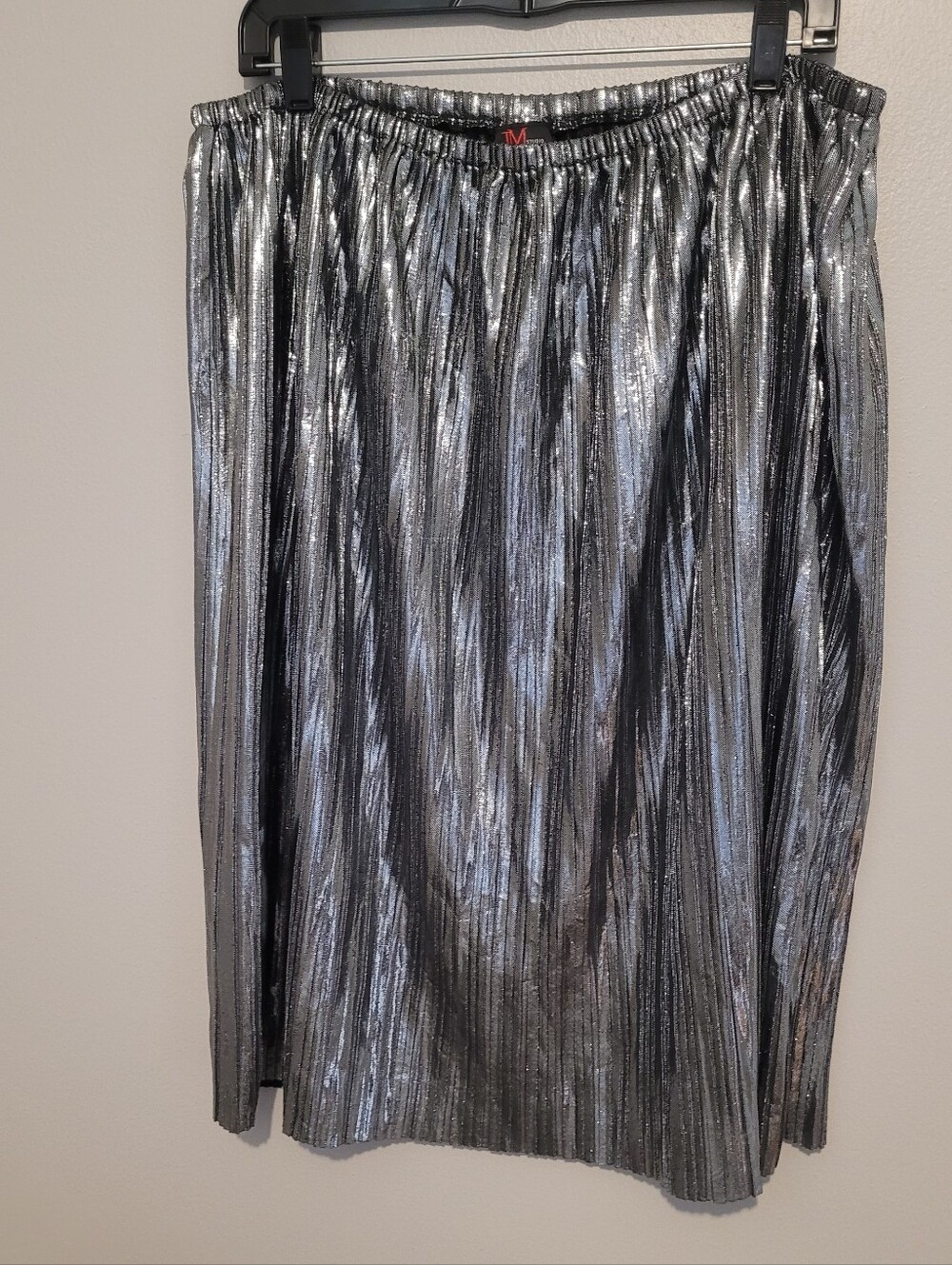Pleated Metallic Elastic Waist Midi Skirt - Picture 4 of 6